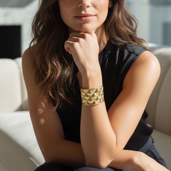 CHANEL coco crush quilted gold cuff bracelet - Picture 3 of 6